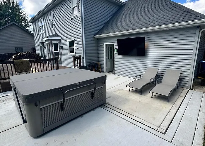 Elegant Executive Hot Tub Pool Parties! Villa